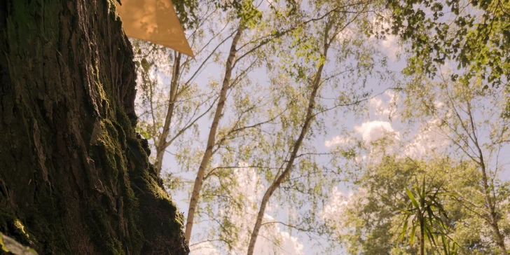 Zážitkové nocovanie vo vybavenom teepee: sprcha s teplou vodou, solárna elektrina aj kúpací sud