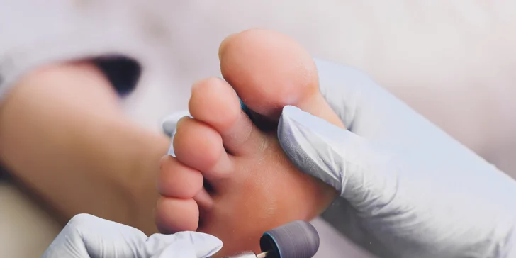 Klasická pedikúra alebo trvácna pedikúra s gél lakom