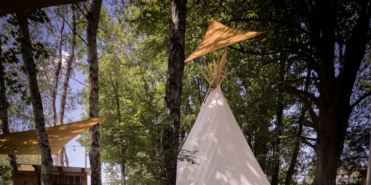 Zážitkové nocovanie vo vybavenom teepee: sprcha s teplou vodou, solárna elektrina aj kúpací sud