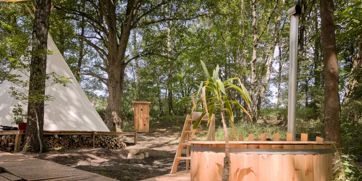 Zážitkové nocovanie vo vybavenom teepee: sprcha s teplou vodou, solárna elektrina aj kúpací sud