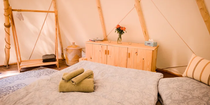 Zážitkové nocovanie vo vybavenom teepee: sprcha s teplou vodou, solárna elektrina aj kúpací sud