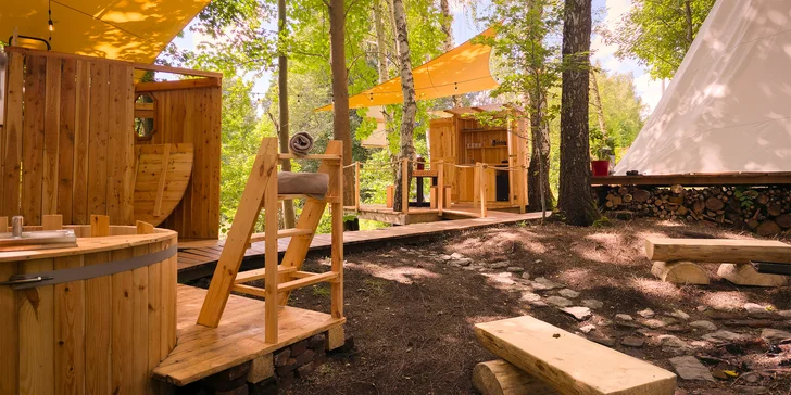 Zážitkové nocovanie vo vybavenom teepee: sprcha s teplou vodou, solárna elektrina aj kúpací sud