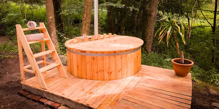 Zážitkové nocovanie vo vybavenom teepee: sprcha s teplou vodou, solárna elektrina aj kúpací sud