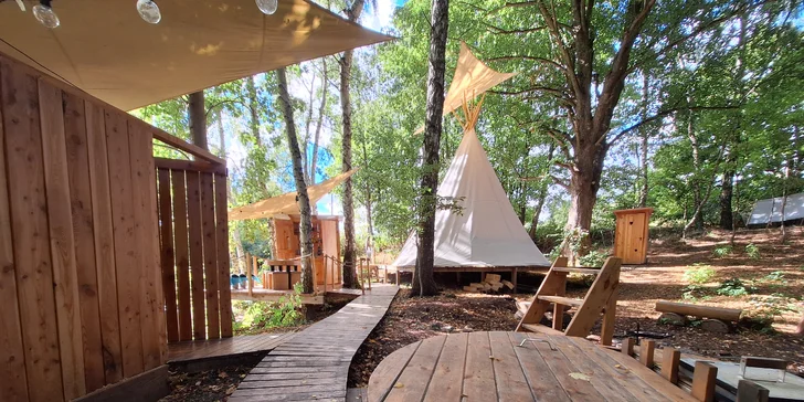 Zážitkové nocovanie vo vybavenom teepee: sprcha s teplou vodou, solárna elektrina aj kúpací sud