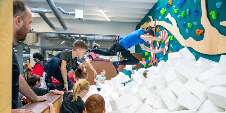 Adrenalín a zábava v lezeckom centre PRALEZ: Bouldrová stena, KIDZONE aj kurzy