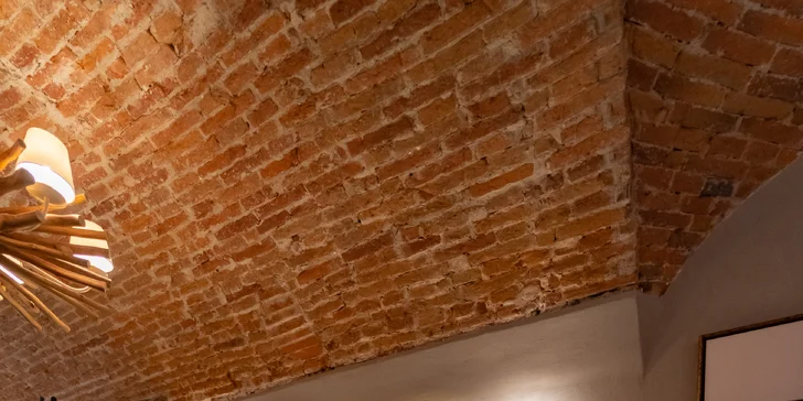 Raňajky pre dvoch v BENZE: párky, plnený croissant, omeleta, šunkovo-syrový tanier a iné