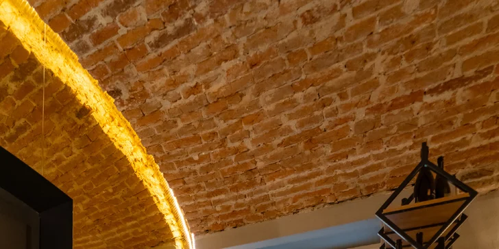 Raňajky pre dvoch v BENZE: párky, plnený croissant, omeleta, šunkovo-syrový tanier a iné