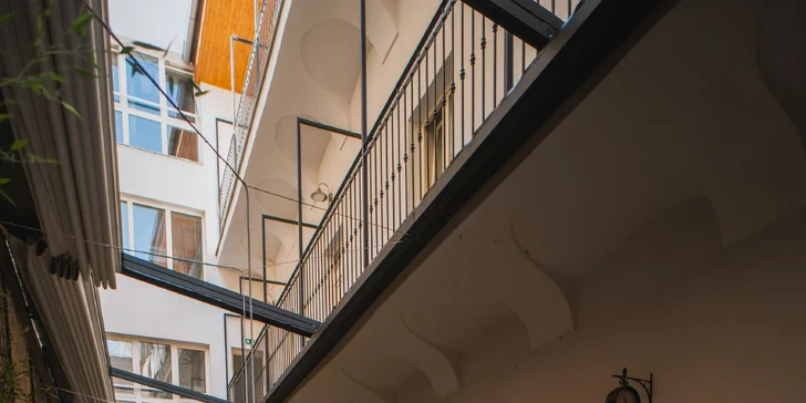 Šunkovo-syrový tanier s vínom pre 2 osoby