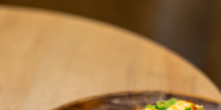 Raňajky pre dvoch v BENZE: párky, plnený croissant, omeleta, šunkovo-syrový tanier a iné