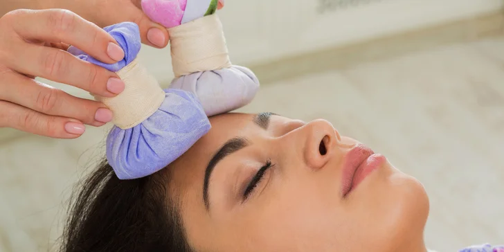 Relaxačná masáž tváre, krku a dekoltu bylinnými guľami