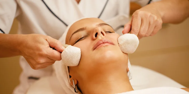 Relaxačná masáž tváre, krku a dekoltu bylinnými guľami