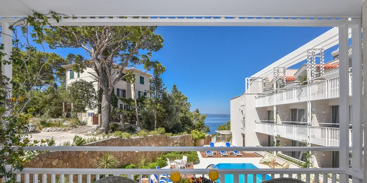 Krásne zrenovovaný hotel v Makarskej: pri pláži a s bazénom, raňajky alebo polpenzia