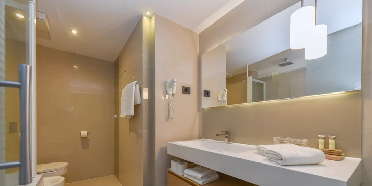 Krásne zrenovovaný hotel v Makarskej: pri pláži a s bazénom, raňajky alebo polpenzia