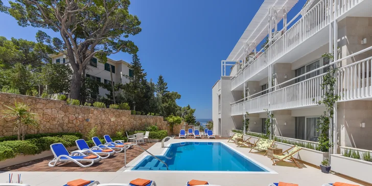 Krásne zrenovovaný hotel v Makarskej: pri pláži a s bazénom, raňajky alebo polpenzia