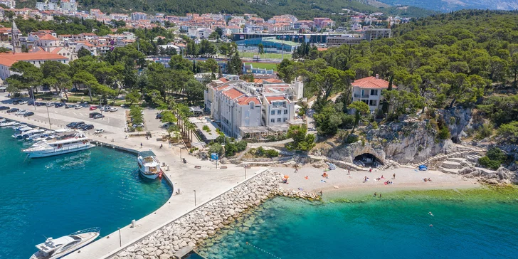 Krásne zrenovovaný hotel v Makarskej: pri pláži a s bazénom, raňajky alebo polpenzia