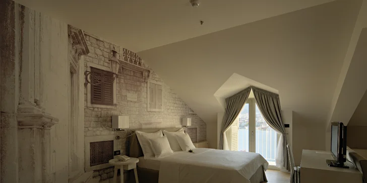 Krásne zrenovovaný hotel v Makarskej: pri pláži a s bazénom, raňajky alebo polpenzia