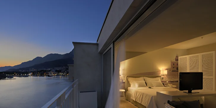 Krásne zrenovovaný hotel v Makarskej: pri pláži a s bazénom, raňajky alebo polpenzia