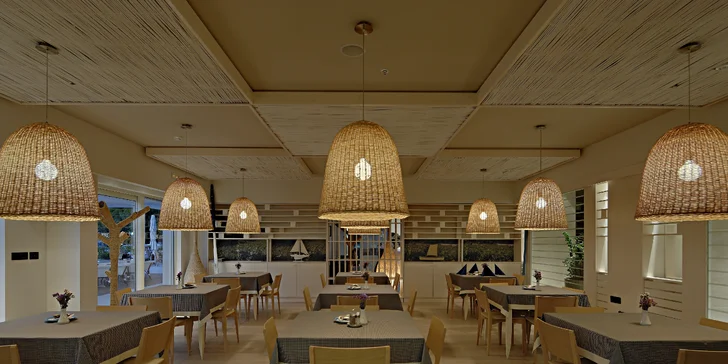 Krásne zrenovovaný hotel v Makarskej: pri pláži a s bazénom, raňajky alebo polpenzia