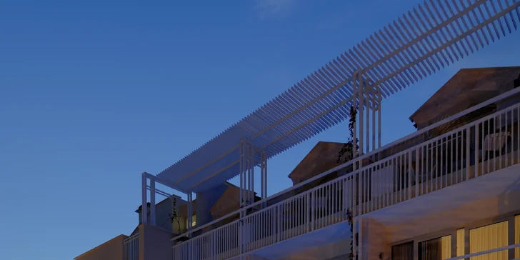 Krásne zrenovovaný hotel v Makarskej: pri pláži a s bazénom, raňajky alebo polpenzia