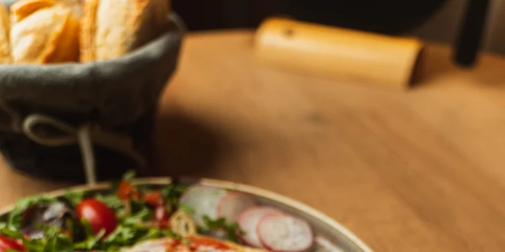 Raňajky pre dvoch v BENZE: párky, plnený croissant, omeleta, šunkovo-syrový tanier a iné