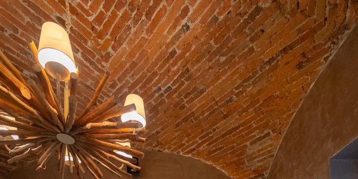 Raňajky pre dvoch v BENZE: párky, plnený croissant, omeleta, šunkovo-syrový tanier a iné