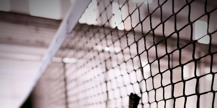 Prenájom kurtu na padel pre 2 až 4 osoby, zapožičanie loptičiek v cene