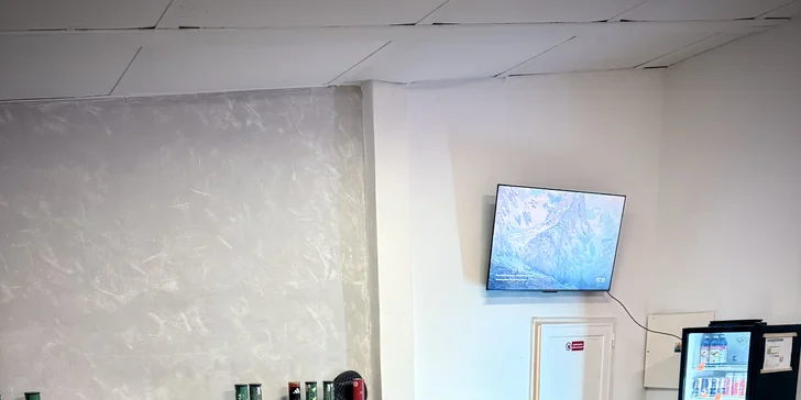 Prenájom kurtu na padel pre 2 až 4 osoby, zapožičanie loptičiek v cene