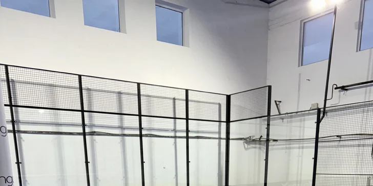 Prenájom kurtu na padel pre 2 až 4 osoby, zapožičanie loptičiek v cene