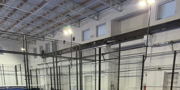 Prenájom kurtu na padel pre 2 až 4 osoby, zapožičanie loptičiek v cene