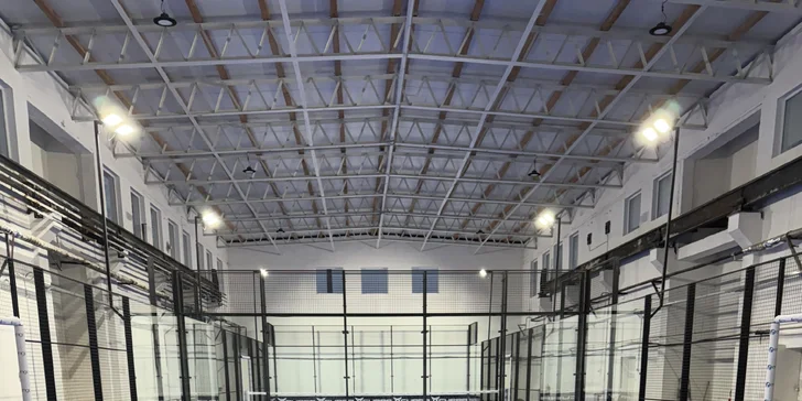Prenájom kurtu na padel pre 2 až 4 osoby, zapožičanie loptičiek v cene