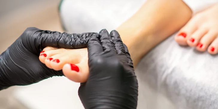 Suchá alebo mokrá pedikúra pre zdravie nôh, variant aj s masážou