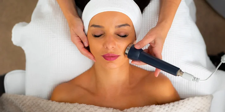 Kozmetické ošetrenia pleti: čistenie, BioRePeel Cl3, masáž tváre, balíček Glow & Brow