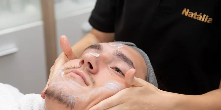 Ošetrenie s exozómami pre rozjasnenú a spevnenú pleť