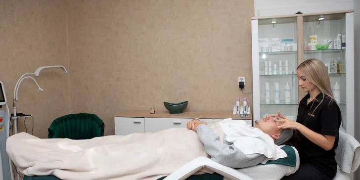 Ošetrenie s exozómami pre rozjasnenú a spevnenú pleť