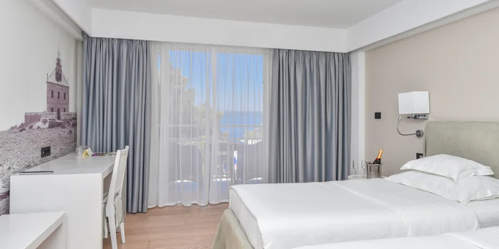 Krásne zrenovovaný hotel v Makarskej: pri pláži a s bazénom, raňajky alebo polpenzia