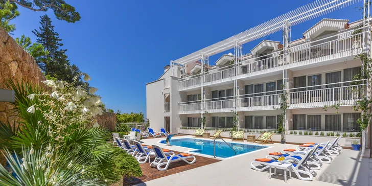 Krásne zrenovovaný hotel v Makarskej: pri pláži a s bazénom, raňajky alebo polpenzia