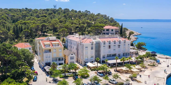 Krásne zrenovovaný hotel v Makarskej: pri pláži a s bazénom, raňajky alebo polpenzia