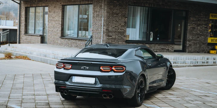 Zážitková jazda na Chevrolet Camaro, Lamborghnini Gallardo alebo Ferrari California T v premávke