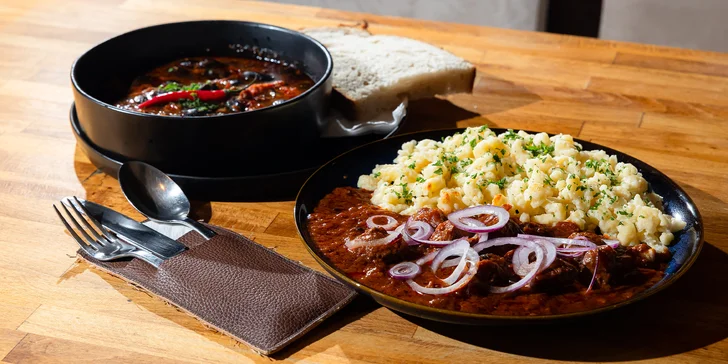 Maďarský guláš, fazuľová polievka a nápoj v centre Bratislavy pre 1 alebo 2 osoby