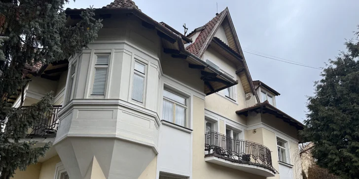 Pokoj a pohoda v Luhačoviciach: tradičný hotel s raňajkami, v blízkosti kolonáda aj plaváreň