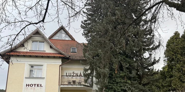 Pokoj a pohoda v Luhačoviciach: tradičný hotel s raňajkami, v blízkosti kolonáda aj plaváreň