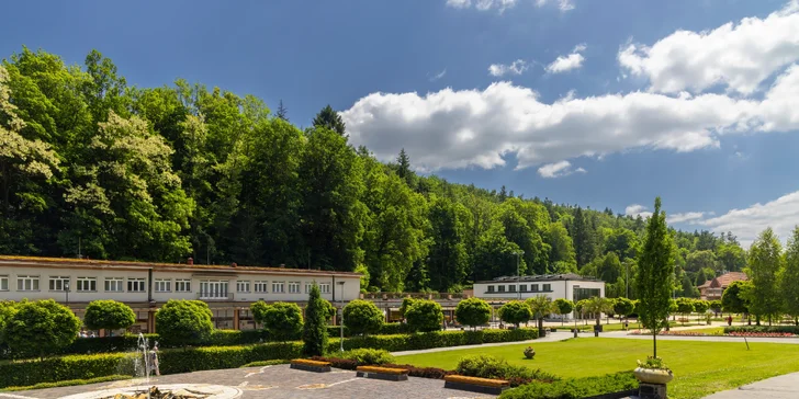 Pokoj a pohoda v Luhačoviciach: tradičný hotel s raňajkami, v blízkosti kolonáda aj plaváreň