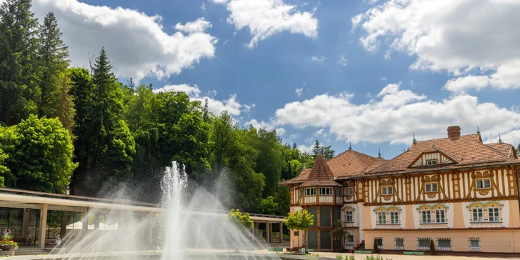Pokoj a pohoda v Luhačoviciach: tradičný hotel s raňajkami, v blízkosti kolonáda aj plaváreň