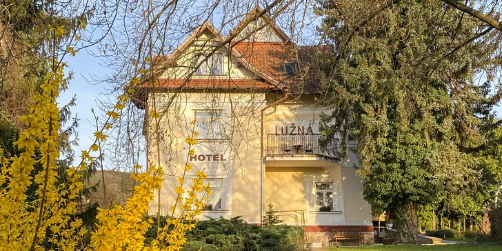 Pokoj a pohoda v Luhačoviciach: tradičný hotel s raňajkami, v blízkosti kolonáda aj plaváreň