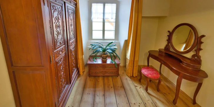 Romantický pobyt v Dubenci: bývalá fara s raňajkami a vírivkou