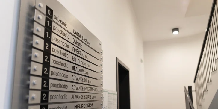 Aplikácia botulotoxínu do oblasti tváre v Neuroderm: Jedna, dve či tri lokality