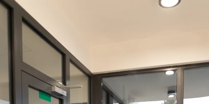 Aplikácia botulotoxínu do oblasti tváre v Neuroderm: Jedna, dve či tri lokality