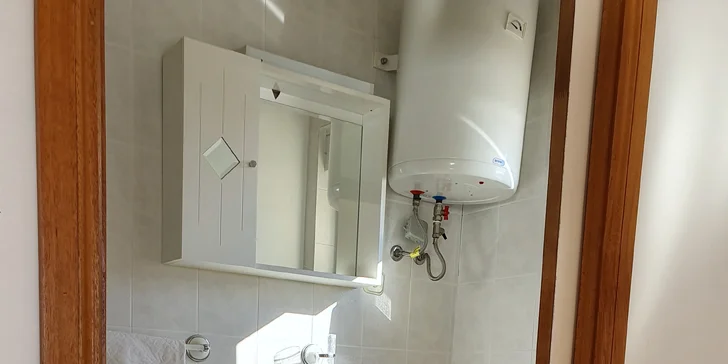 Vybavené apartmány pri Omiši: záhrada, balkón s výhľadom a na pláž len 400 metrov