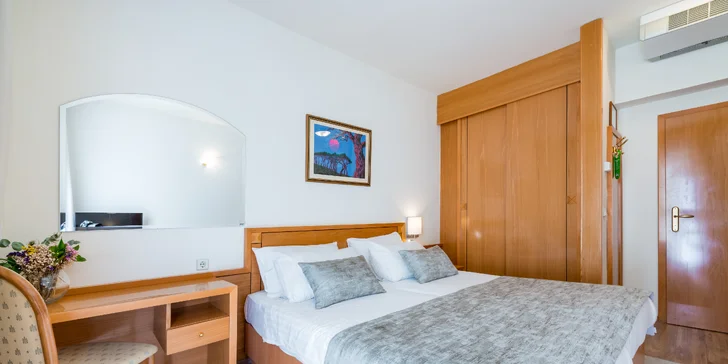 Dubrovník: hotel pri pláži, polpenzia a výhľad na Elafitské ostrovy