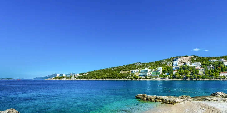 Dubrovník: hotel pri pláži, polpenzia a výhľad na Elafitské ostrovy